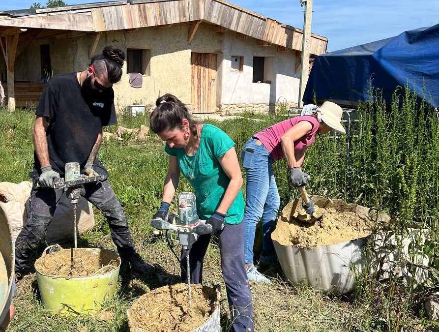 Formación práctica en bioconstrucción para este verano, ¡con las manos en la mezcla!